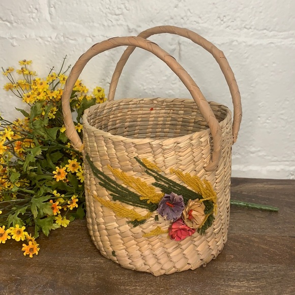 VTG Cottagecore Floral Crewel Embroidered Woven Basket w/ Handles